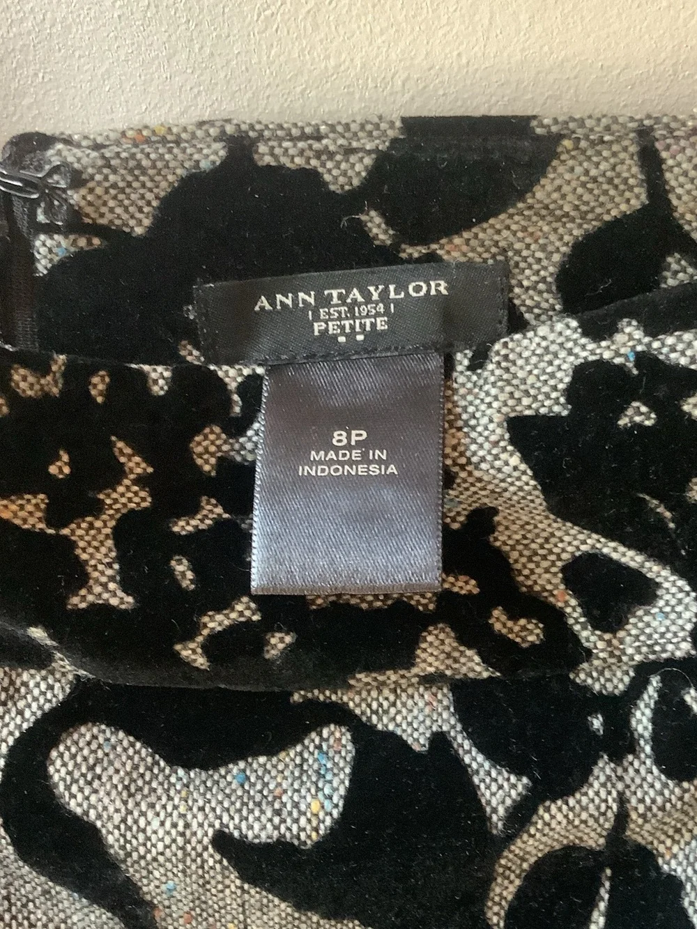 Ann Taylor Black and Silver Floral Jacquard Pencil Skirt